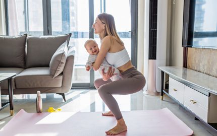 Bebeğinizle evde pilates yapın!